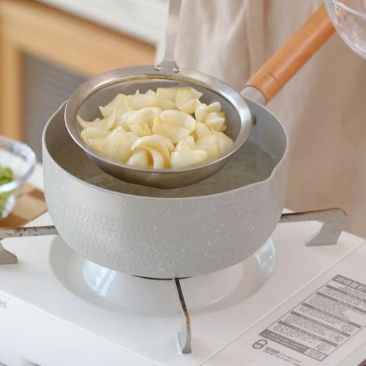 【鲜百合净片】个大、片大、片厚、洁白如玉、口感粉糯，真正能有效果的，首选药食同源的龙牙百合，是鲜百合经过剥片-超声清洗-沥水-等离子灭菌-装袋真空，每天都是现剥现发，口感与整颗的新鲜百合是一样的。 商品图4