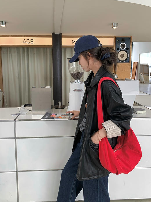 媲美绵羊皮质感的皮衣来啦🔥【AUChris袖子条纹卷边皮衣短外套ACU081504】又飒又美❗️ ✅宽松中长款版型，不挑身形，藏肉显瘦 ✅皮质细腻柔软媲美羊皮质感！ 商品图3