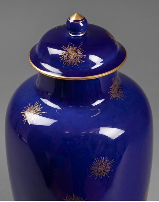 独角鹿西洋古董 1910年代法国御窑塞弗尔出品太阳花图案手绘描金装饰帝王蓝釉带盖瓷瓶 商品图3