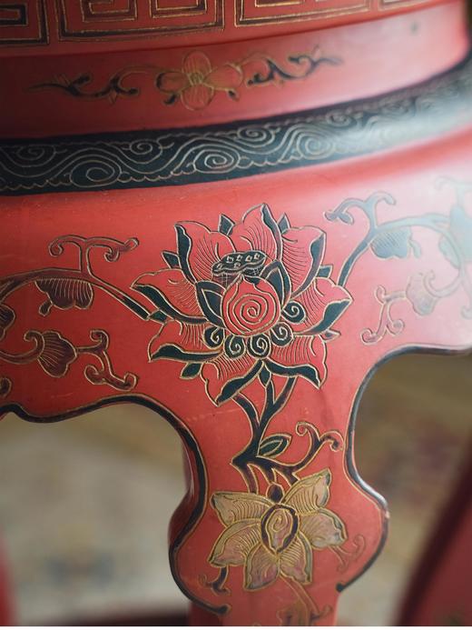 独角鹿西洋古董 1930年代中国出品传统花叶主题红漆木精雕镶嵌掐丝珐琅面圆几/花架 商品图4
