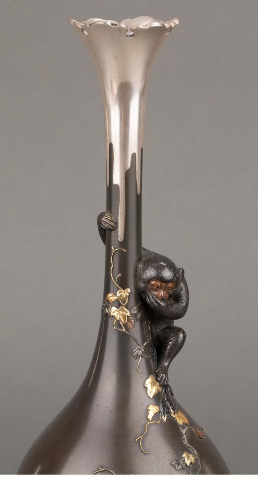 独角鹿西洋古董  日本明治时期武蔵屋大関签名创作三不猴主题镀金银精雕装饰珐琅彩绘细颈铜花瓶 商品图2