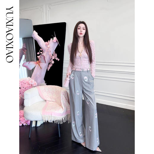 余潇潇【爱意初秋】亚麻混纺层次感抽褶设计烫钻提花V领修身上衣 商品图2