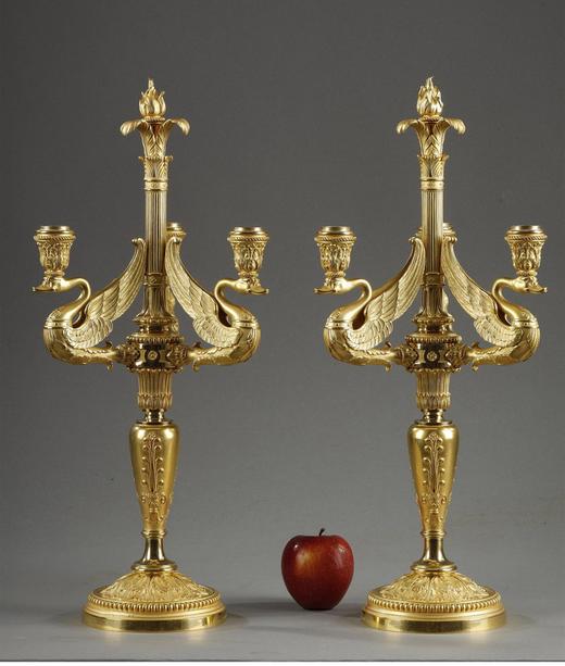独角鹿西洋古董 19世纪法国著名铸造工坊Barbedienne签名出品帝政风格天鹅圣火主题铜鎏金精雕三枝头烛台一对 商品图1