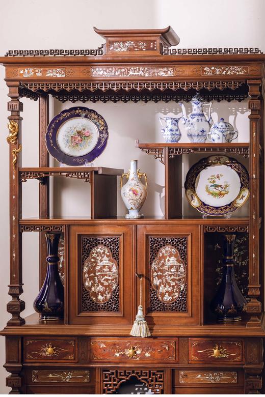 【已售】独角鹿西洋古董 法国出品东方风格蟠龙造型铜鎏金精雕装饰亭台人物主题螺钿镶嵌梧桐木多宝阁式展柜 商品图2