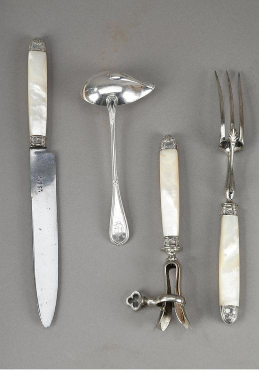 独角鹿西洋古董 20世纪上半叶法国银器工坊出品定制款母贝手柄装饰纯银及银镀金餐具套件 带橡木原盒 商品图3