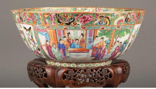 独角鹿西洋古董 中国出品花卉主题镂雕硬木底座装饰传统园邸人物主题广彩瓷潘趣酒碗 商品图3