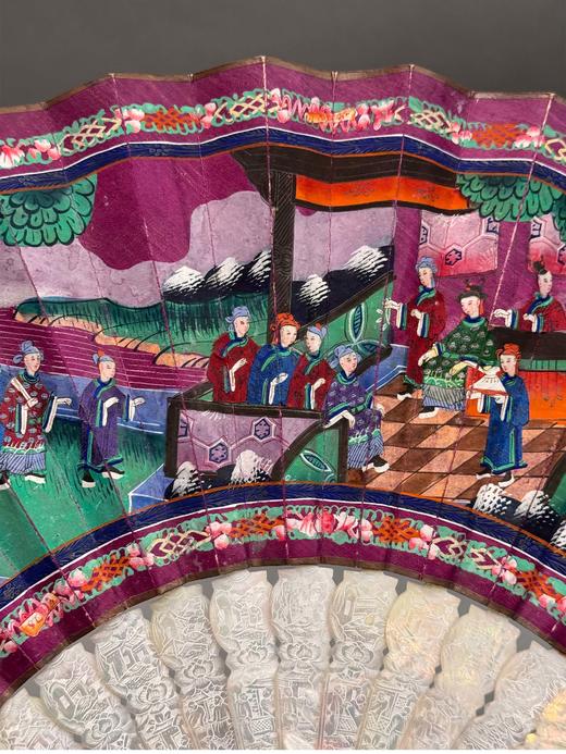 独角鹿西洋古董 中国古董 母贝精雕扇骨装饰官邸人物主题纸本彩绘双扇面折扇 商品图4