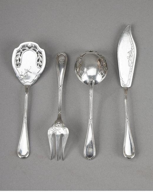 独角鹿西洋古董 20世纪上半叶法国银器工坊出品定制款母贝手柄装饰纯银及银镀金餐具套件 带橡木原盒 商品图4