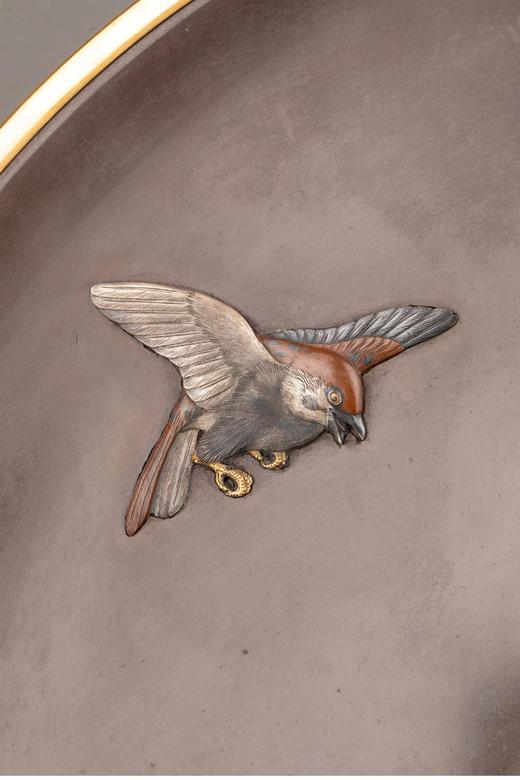 独角鹿西洋古董 日本明治时期出品猫头鹰与雅菊主题镀金银精雕装饰赤铜赏盘摆件 商品图2