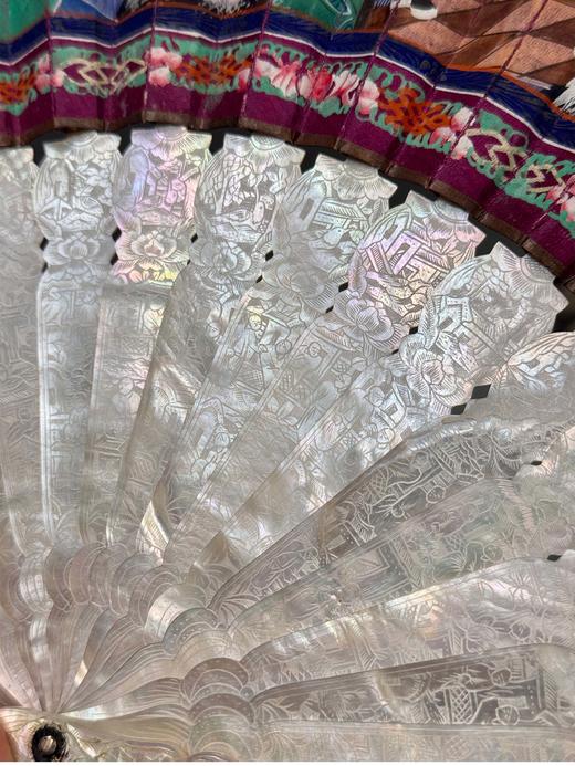 独角鹿西洋古董 中国古董 母贝精雕扇骨装饰官邸人物主题纸本彩绘双扇面折扇 商品图5