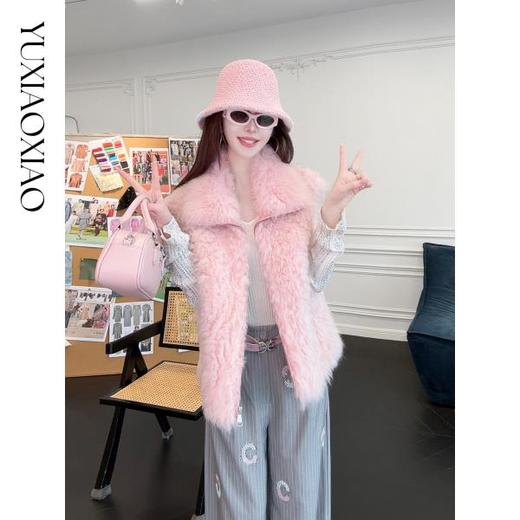 余潇潇【新贵老钱】托斯卡纳半卷羊皮毛一体保暖慵懒感翻领马甲 商品图2