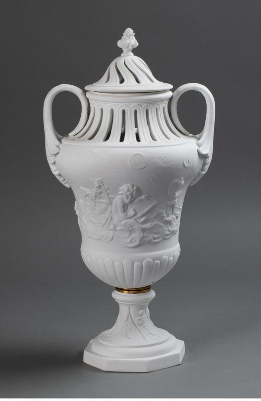 独角鹿西洋古董 法国出品绘画小天使主题素胎瓷浮雕及镂雕双耳带盖赏瓶家居摆件一对 商品图0