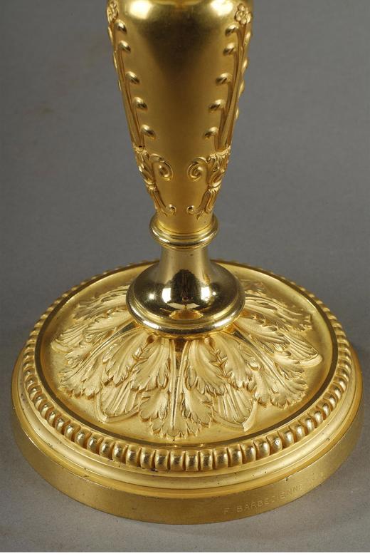 独角鹿西洋古董 19世纪法国著名铸造工坊Barbedienne签名出品帝政风格天鹅圣火主题铜鎏金精雕三枝头烛台一对 商品图4