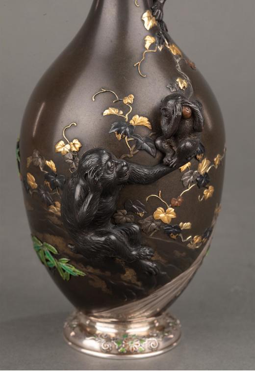 独角鹿西洋古董  日本明治时期武蔵屋大関签名创作三不猴主题镀金银精雕装饰珐琅彩绘细颈铜花瓶 商品图3