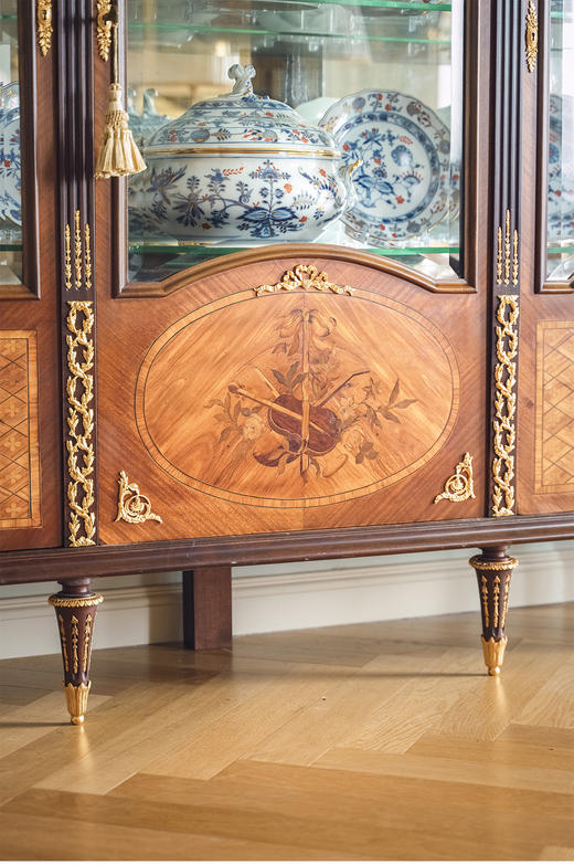 【已售】独角鹿西洋古董 法国家具名坊林克出品路易十六风格铜鎏金精雕装饰花卉乐器主题细木镶嵌玻璃展柜 商品图5