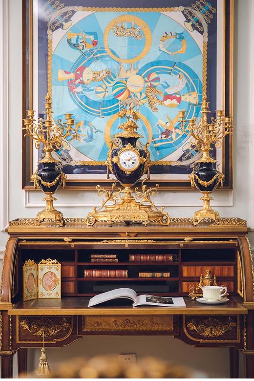 独角鹿西洋古董 法国G. Philippe工坊出品兽首花卉主题铜鎏金精雕装饰珐琅表盘陶瓷座钟烛台三件套 商品图0