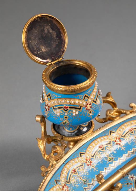 【已售】独角鹿西洋古董  法国出品卷叶滚珠纹铜鎏金精雕装饰布雷松珐琅彩绘描金墨水台及钢笔套件 商品图4