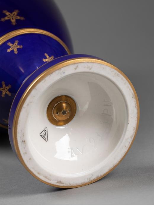 独角鹿西洋古董 1911年代法国御窑塞弗尔出品樱花图案手绘描金装饰帝王蓝釉带盖瓷瓶 商品图5