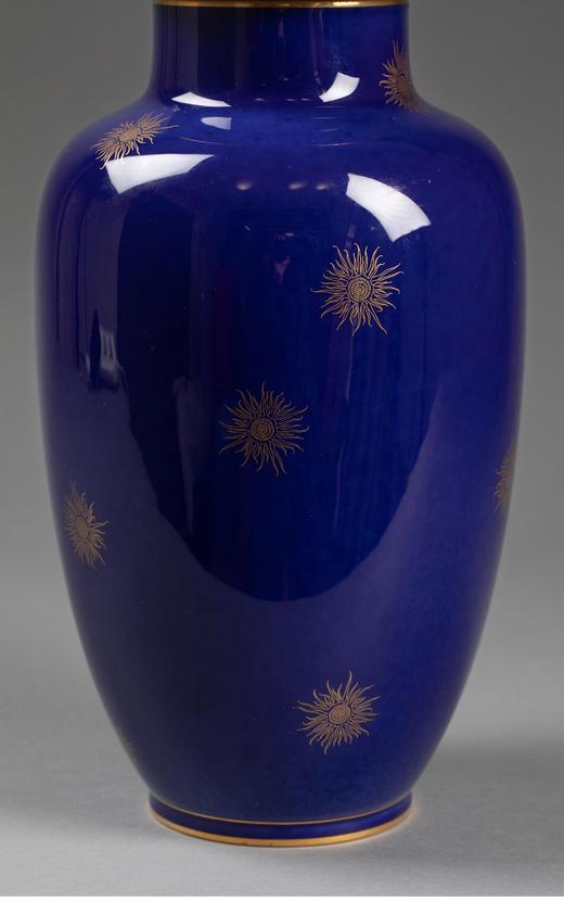 独角鹿西洋古董 1910年代法国御窑塞弗尔出品太阳花图案手绘描金装饰帝王蓝釉带盖瓷瓶 商品图4