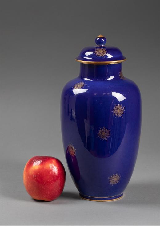 独角鹿西洋古董 1910年代法国御窑塞弗尔出品太阳花图案手绘描金装饰帝王蓝釉带盖瓷瓶 商品图1