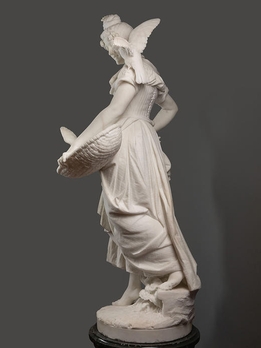 独角鹿西洋古董1887年意大利雕塑家Vittorio Caradossi签名创作女性人物主题大理石雕塑作品《与鸟一起的少女》 商品图3