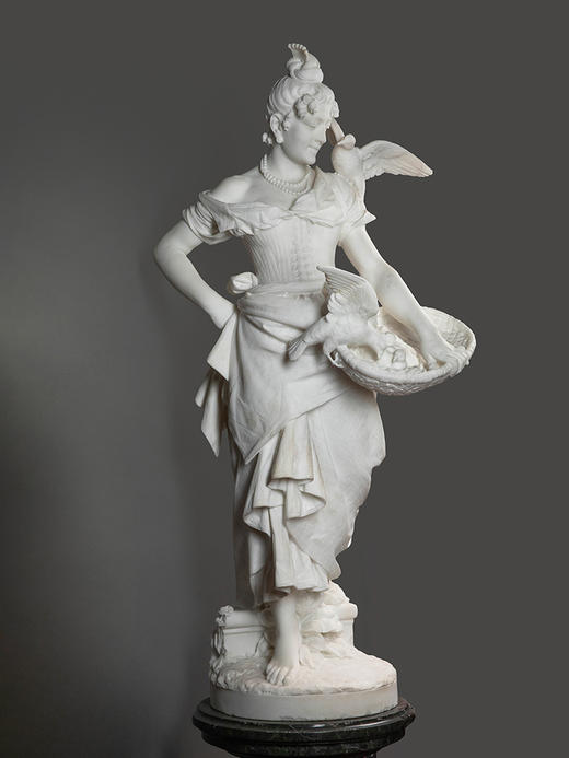 独角鹿西洋古董1887年意大利雕塑家Vittorio Caradossi签名创作女性人物主题大理石雕塑作品《与鸟一起的少女》 商品图0