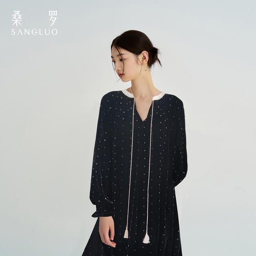 【星伴】桑罗真丝丝绒星星印花时尚连衣裙宽松中长款家居服 商品图3