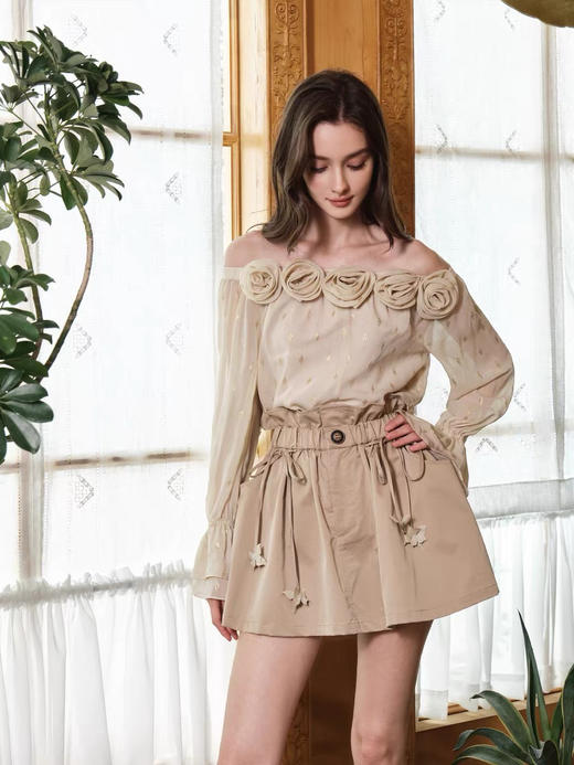 手工花朵露肩杏色金丝上衣 商品图1