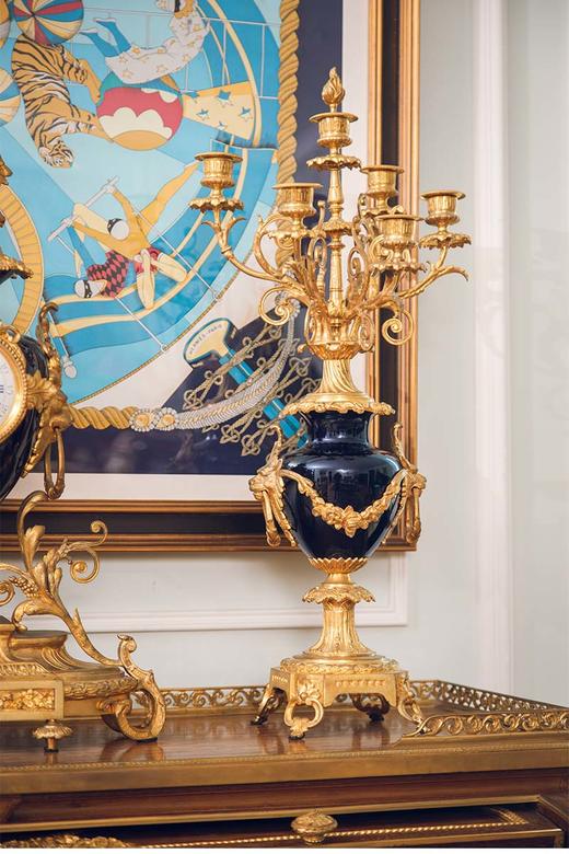 独角鹿西洋古董 法国G. Philippe工坊出品兽首花卉主题铜鎏金精雕装饰珐琅表盘陶瓷座钟烛台三件套 商品图1