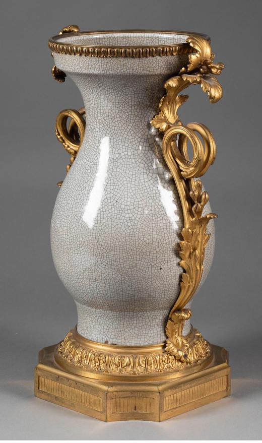 独角鹿西洋古董 19世纪法国出品路易十五风格繁花卷叶主题铜鎏金精雕装饰东方风格冰裂纹青釉瓷瓶一对 商品图3