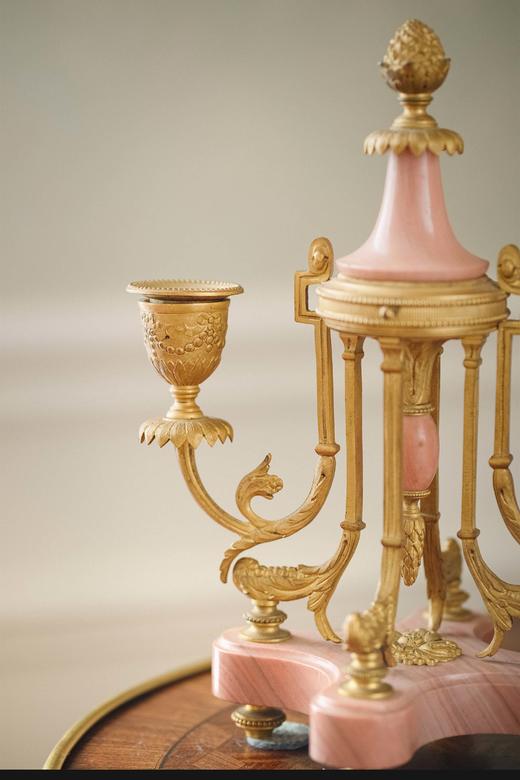 独角鹿西洋古董 1890年代法国出品路易十六风格胜利奖杯主题铜鎏金精雕装饰粉色大理石座钟烛台三件套 商品图6