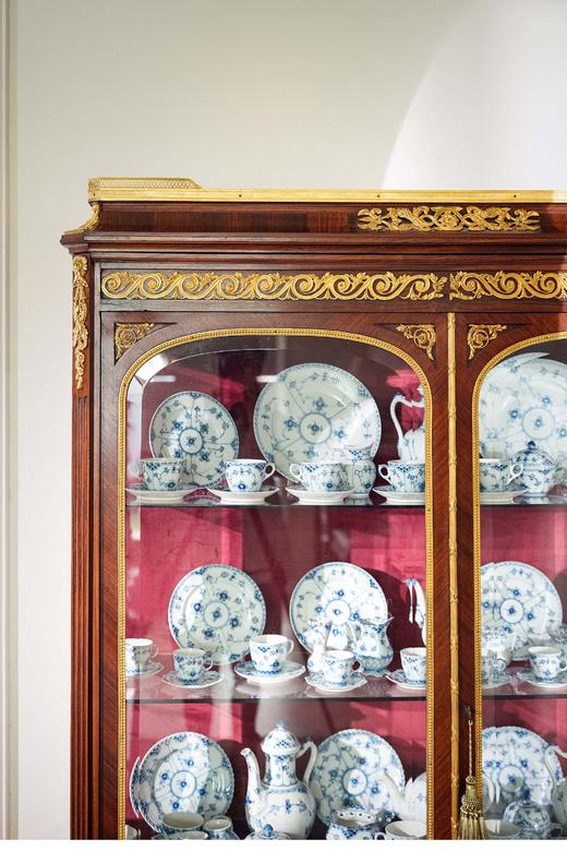 独角鹿西洋古董 古董家具 路易十六风格卷叶纹铜鎏金精雕装饰细木镶嵌玻璃柜陈列柜 商品图4