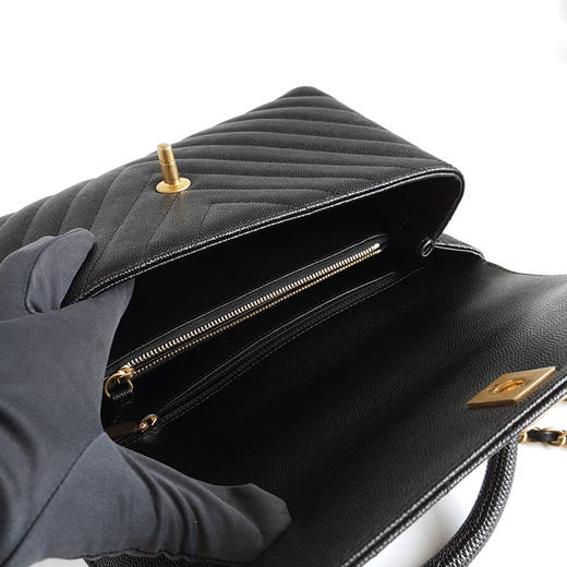 【全新】CHANEL香奈儿Cocohandle系列A92991 Y83710 94305中号黑金荔枝皮蜥蜴手柄V纹Cocohandle手提单肩包110925AK03 现售价：22500！ 商品图9