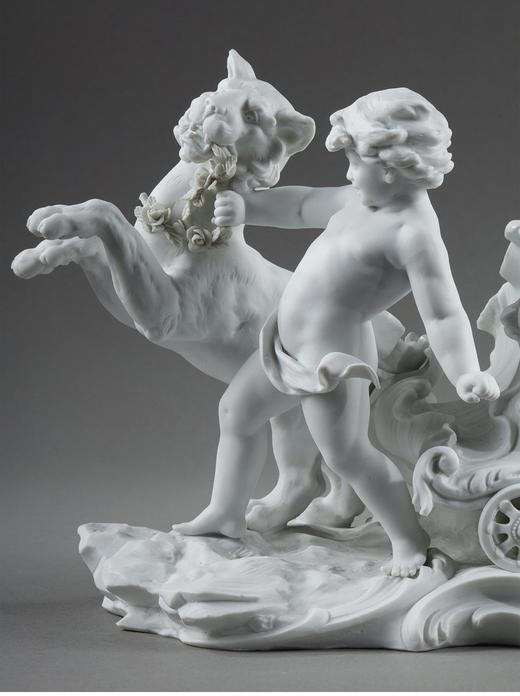 【已售】独角鹿西洋古董 19世纪德国出品丘比特与雄狮驾车主题素胎瓷雕花樽 商品图2