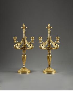 独角鹿西洋古董 19世纪法国著名铸造工坊Barbedienne签名出品帝政风格天鹅圣火主题铜鎏金精雕三枝头烛台一对