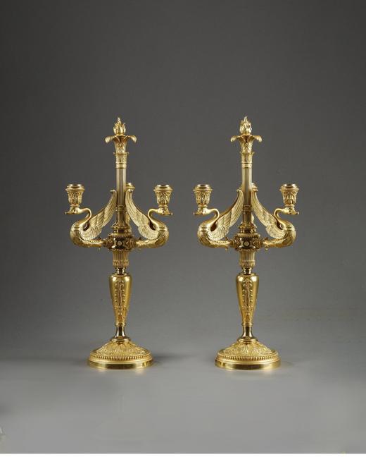 独角鹿西洋古董 19世纪法国著名铸造工坊Barbedienne签名出品帝政风格天鹅圣火主题铜鎏金精雕三枝头烛台一对 商品图0