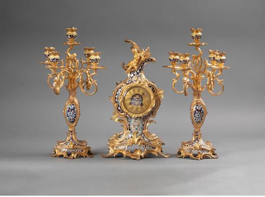 独角鹿西洋古董 路易十五风格卷叶繁花与古典人物主题铜鎏金精雕装饰錾胎珐琅座钟烛台三件套 商品图0