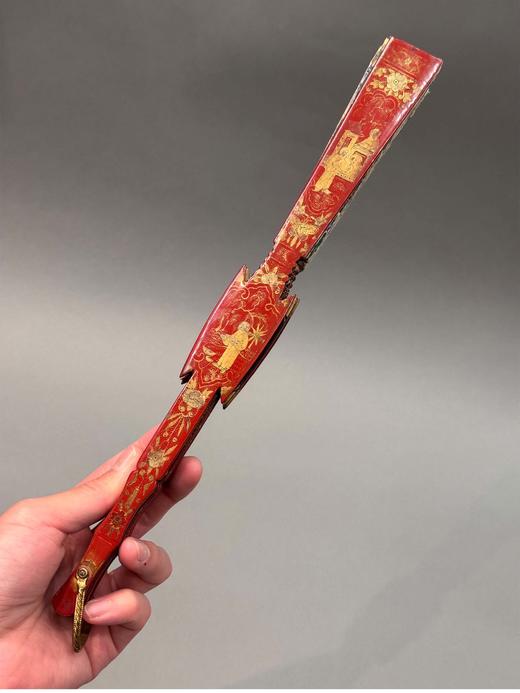 独角鹿西洋古董 中国古董 红黑漆木描金扇骨装饰官邸人物主题纸本彩绘双扇面折扇 商品图5