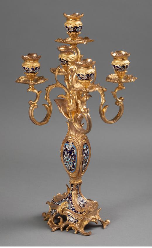 独角鹿西洋古董 路易十五风格卷叶繁花与古典人物主题铜鎏金精雕装饰錾胎珐琅座钟烛台三件套 商品图6