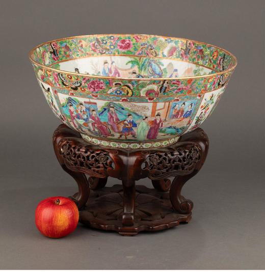 独角鹿西洋古董 中国出品花卉主题镂雕硬木底座装饰传统园邸人物主题广彩瓷潘趣酒碗 商品图1