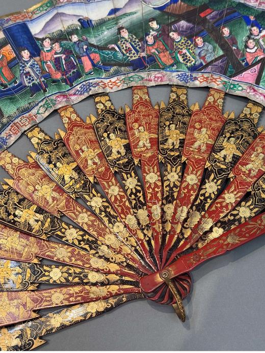 独角鹿西洋古董 中国古董 红黑漆木描金扇骨装饰官邸人物主题纸本彩绘双扇面折扇 商品图4