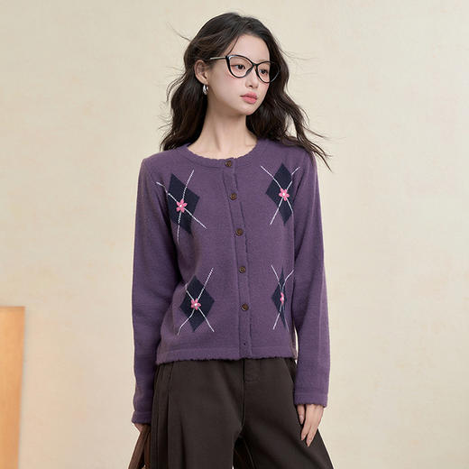 西遇学院风针织开衫女秋季新款紫色复古菱格刺绣毛衣外套Y0055215 商品图0