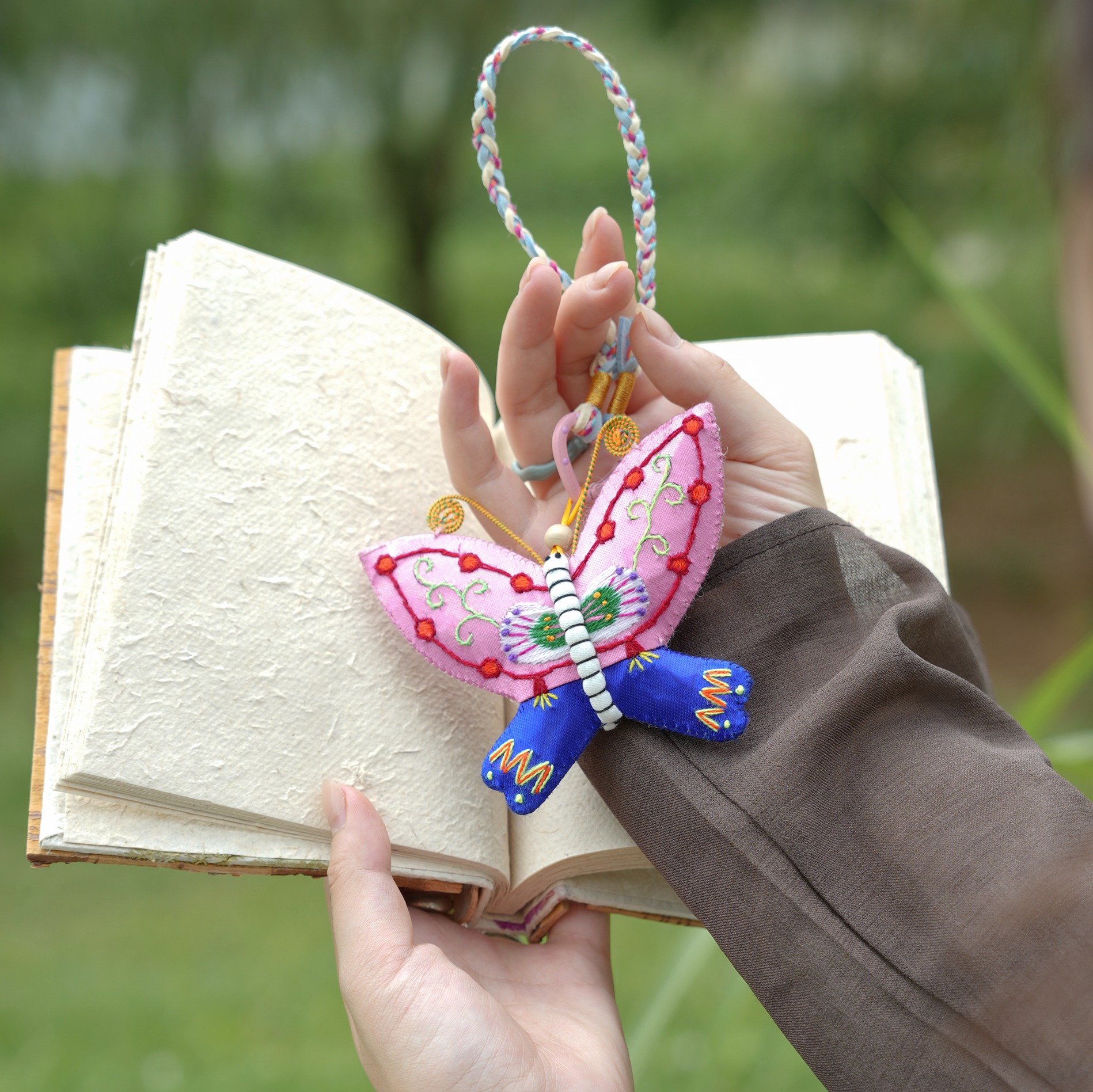 西秦刺绣蝴蝶挂饰 包挂车挂 全手工刺绣制作