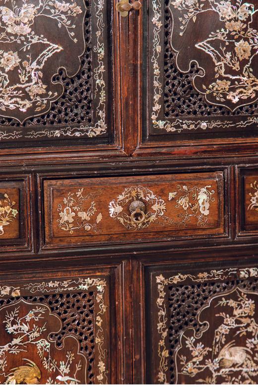 【已售】独角鹿西洋古董 中国出品花梨木精雕装饰鸟蝶繁花主题螺钿镶嵌边柜 商品图5