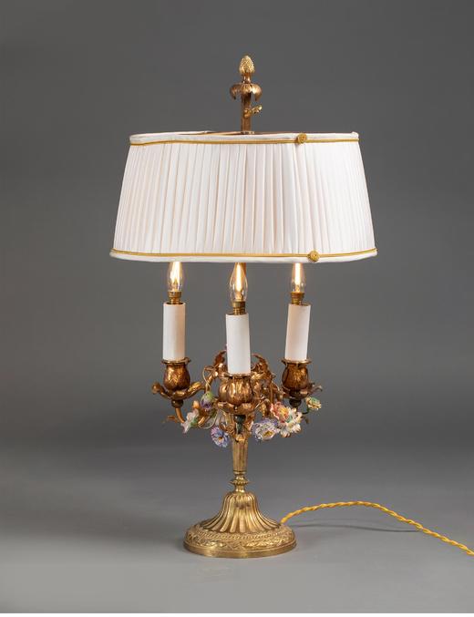 独角鹿西洋古董 1900年代法国出品路易十五风格铜鎏金精雕底座及多色瓷花装饰布面百褶灯罩Bouillotte造型三枝头台灯 商品图0