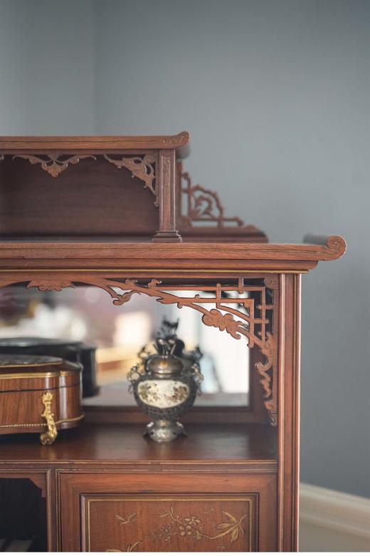 独角鹿西洋古董 19世纪末法国出品VIARDOT东方风格花鸟飞蝶主题梧桐木精雕多宝阁式展柜 商品图3