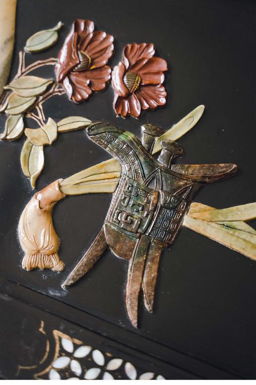 【已售】独角鹿西洋古董 中国出品博古瓶花主题寿山石及螺钿镶嵌黑漆描金矮桌几 商品图3