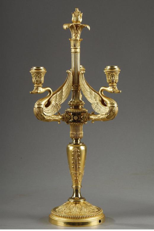 独角鹿西洋古董 19世纪法国著名铸造工坊Barbedienne签名出品帝政风格天鹅圣火主题铜鎏金精雕三枝头烛台一对 商品图2