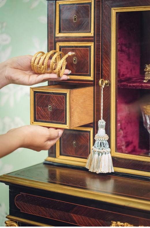 独角鹿西洋古董 法国家具工坊Krieger出品路易十六风格铜鎏金雕饰细木镶嵌玻璃展柜/边柜 商品图3