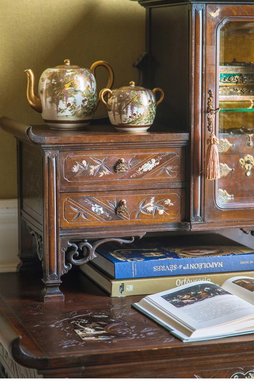 独角鹿西洋古董 VIARDOT东方风格宅院人物与花卉主题铜鎏金装饰母贝镶嵌梧桐木精雕写字桌 商品图2